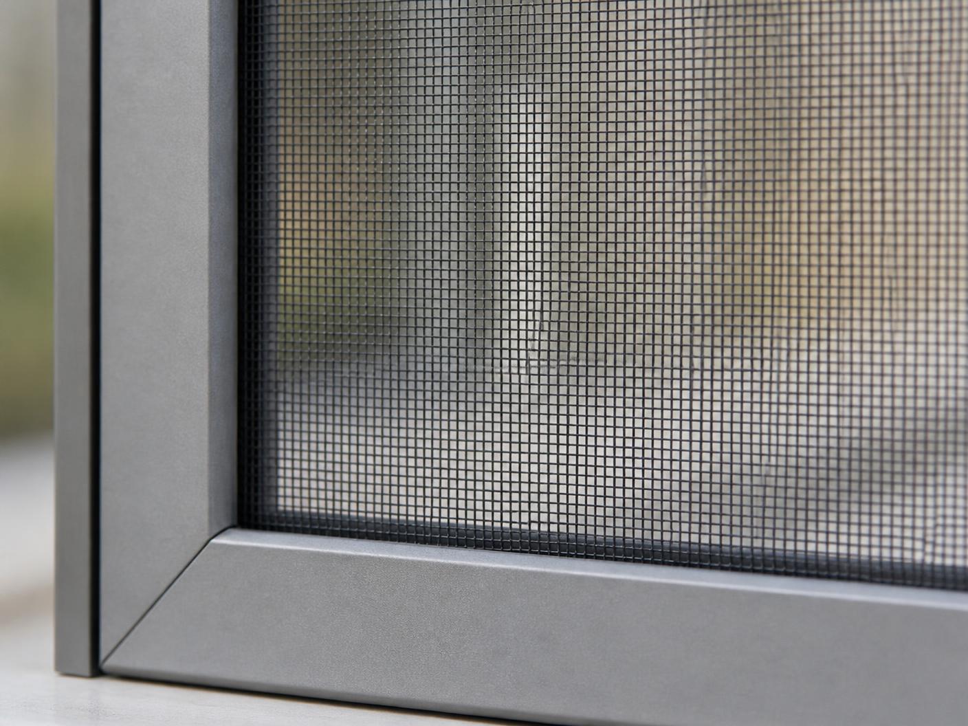 Détail d'une moustiquaire en cadre d'aluminium